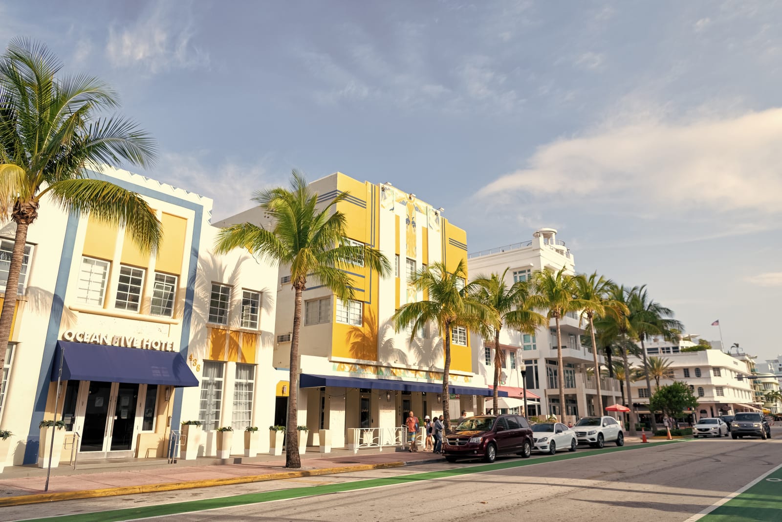 Edificios art déco de colores y palmeras a lo largo de Ocean Drive, en Miami Beach, en un día soleado